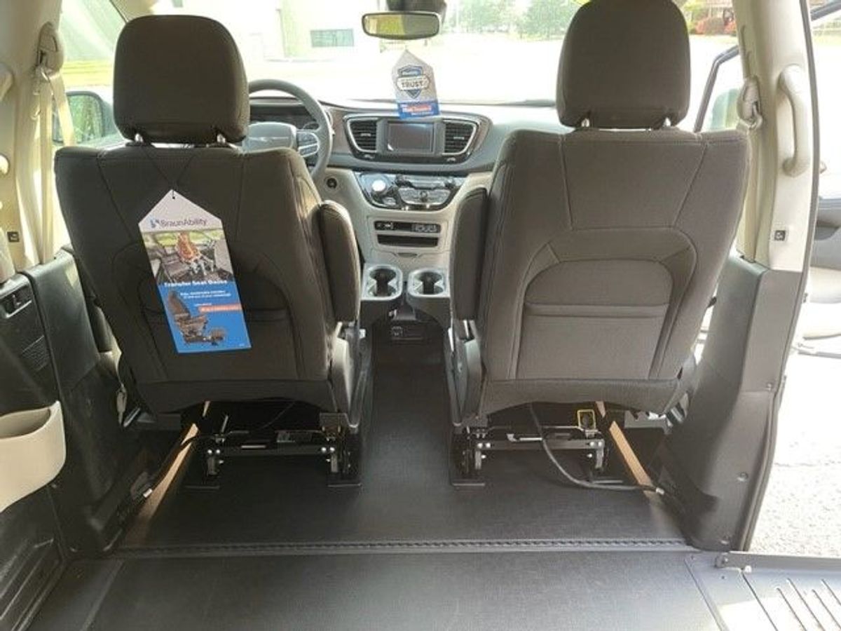 White Chrysler Voyager image number 19