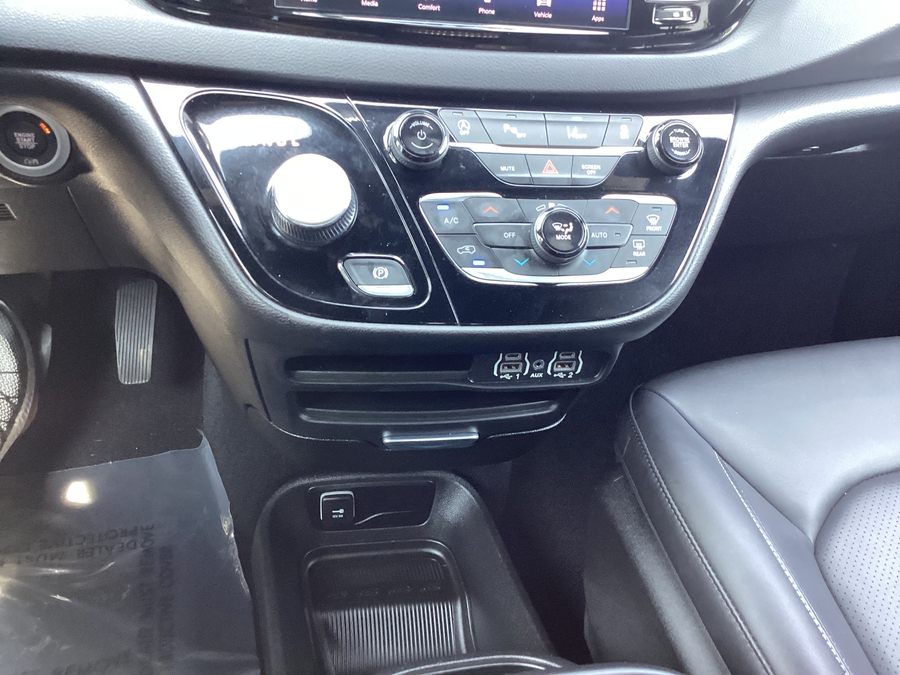 White Chrysler Pacifica image number 15