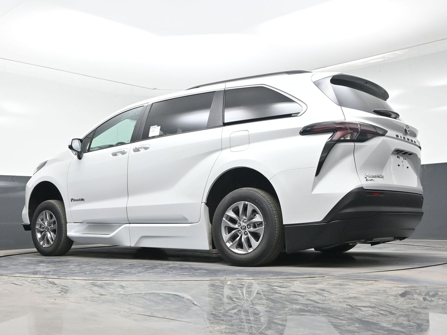 New 2026 Toyota Sienna Hybrid XLE Base - BraunAbility Side Entry Entry In Floor Automatic Ramp
