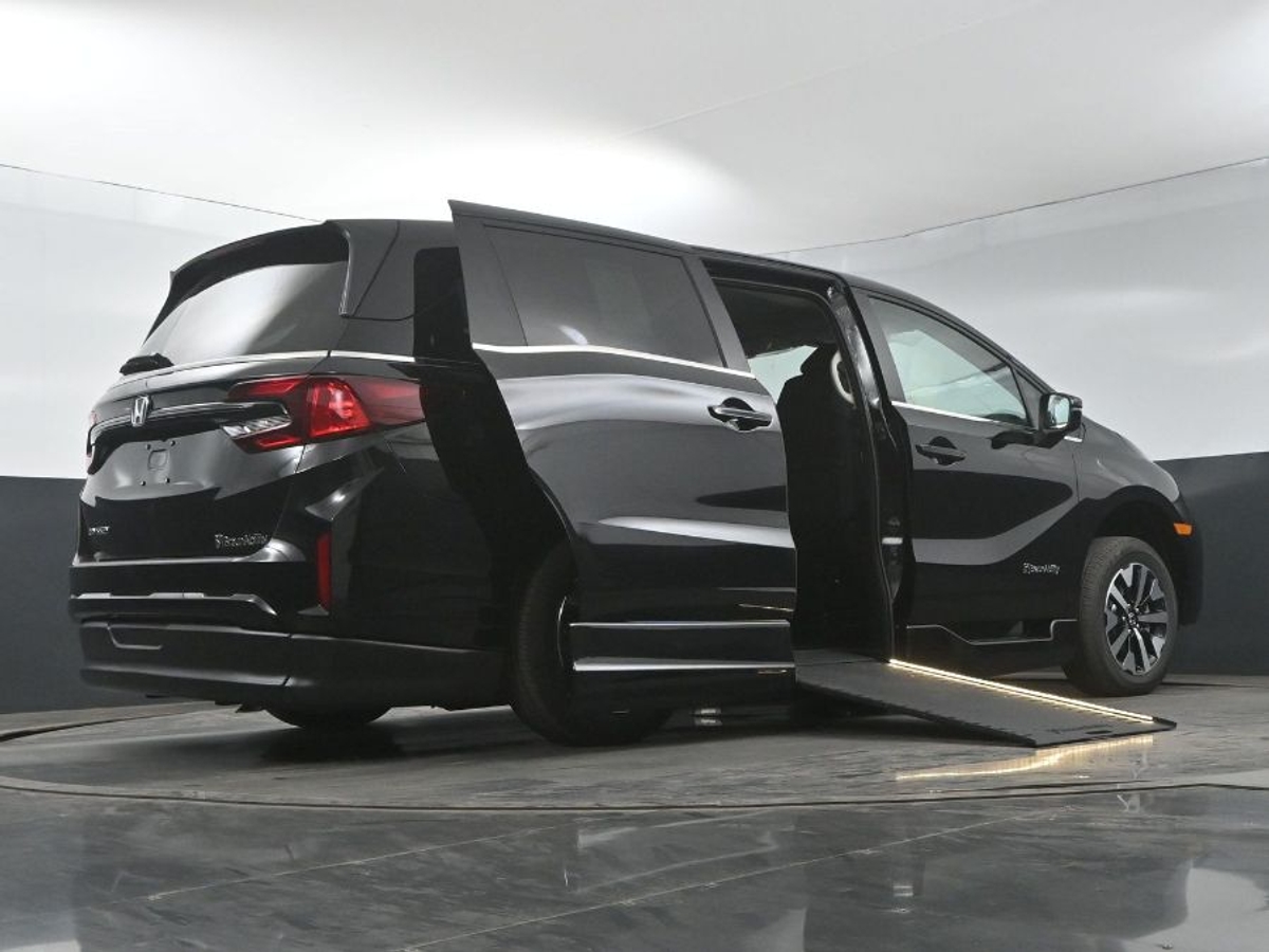 Black Honda Odyssey image number 11
