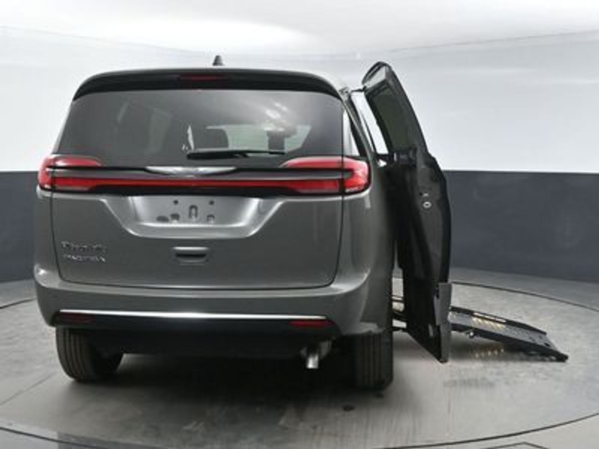 Grey Chrysler Pacifica image number 2