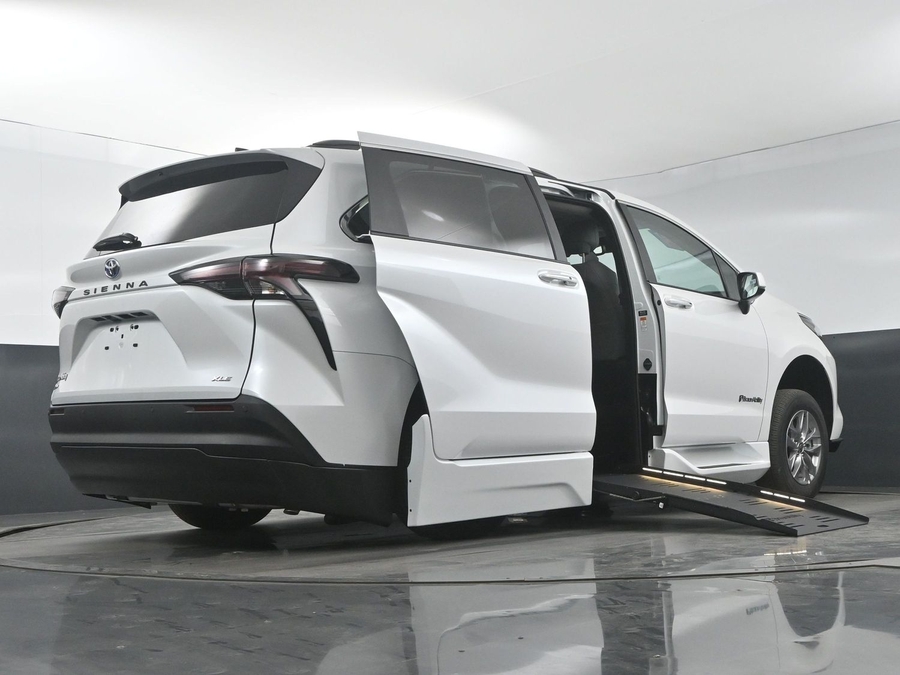 New 2025 Toyota Sienna Hybrid XLE Plus - BraunAbility Side Entry Entry Fold Out Automatic Ramp