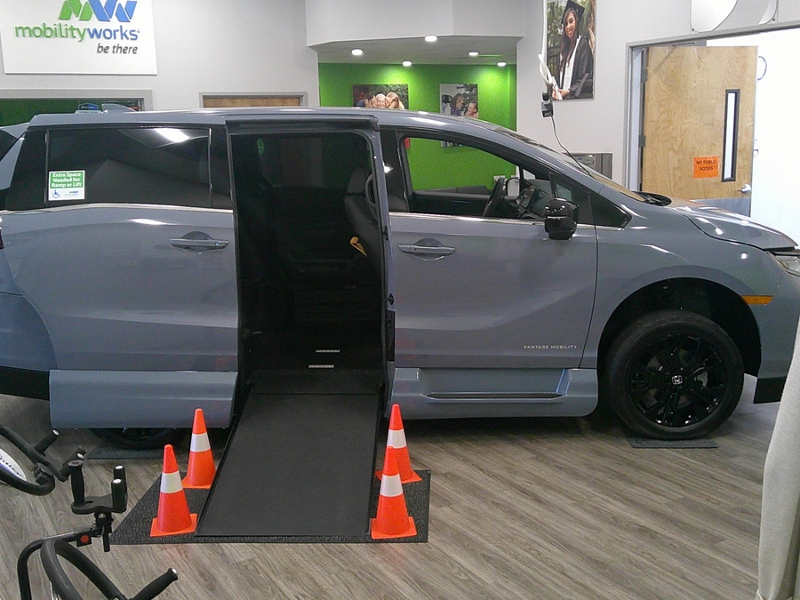 Grey Honda Odyssey image number 6