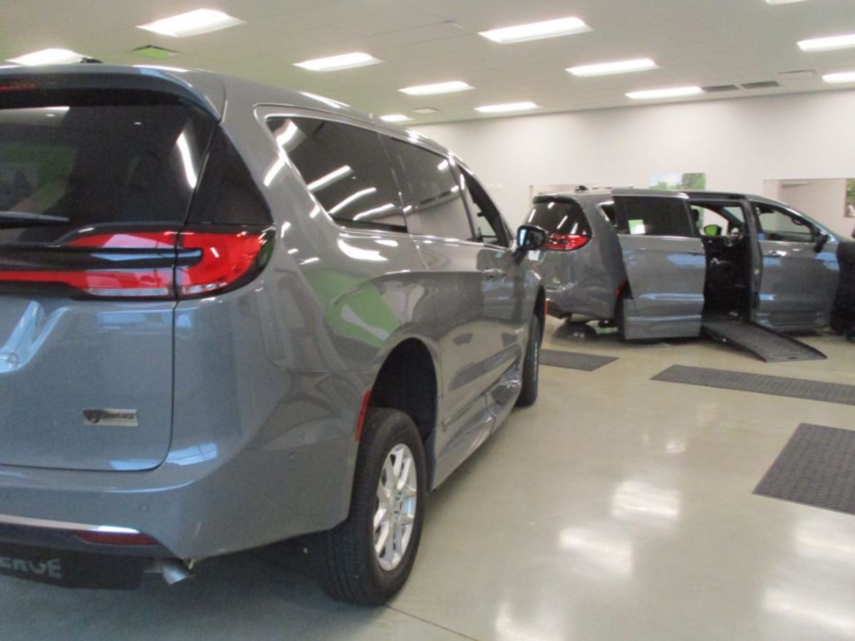 Grey Chrysler Pacifica image number 6