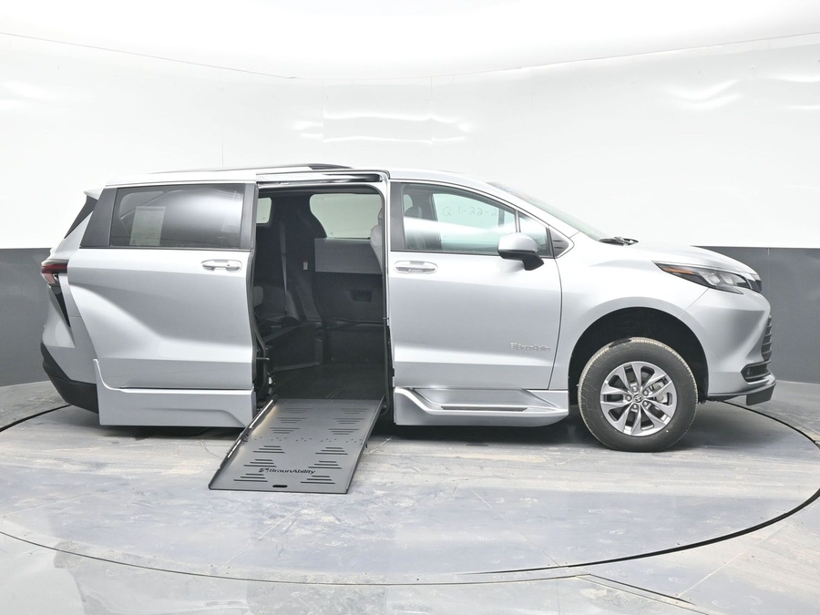 New 2025 Toyota Sienna Hybrid XLE Plus - BraunAbility Side Entry Entry Fold Out Automatic Ramp