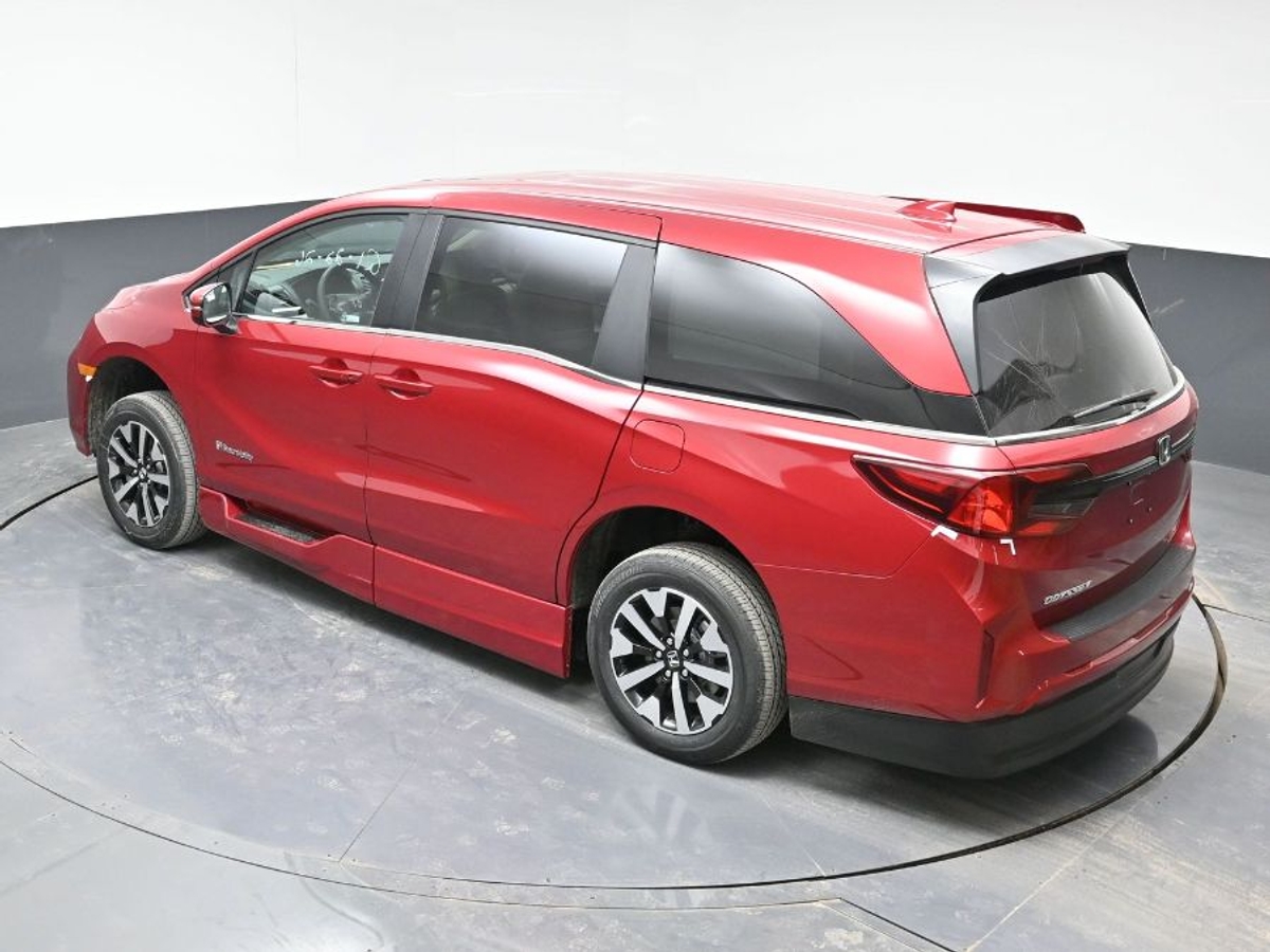Red Honda Odyssey image number 10