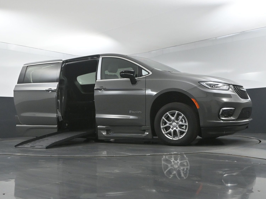 New 2025 Chrysler Pacifica Select Safety - BraunAbility Side Entry Entry Fold Out Automatic Ramp