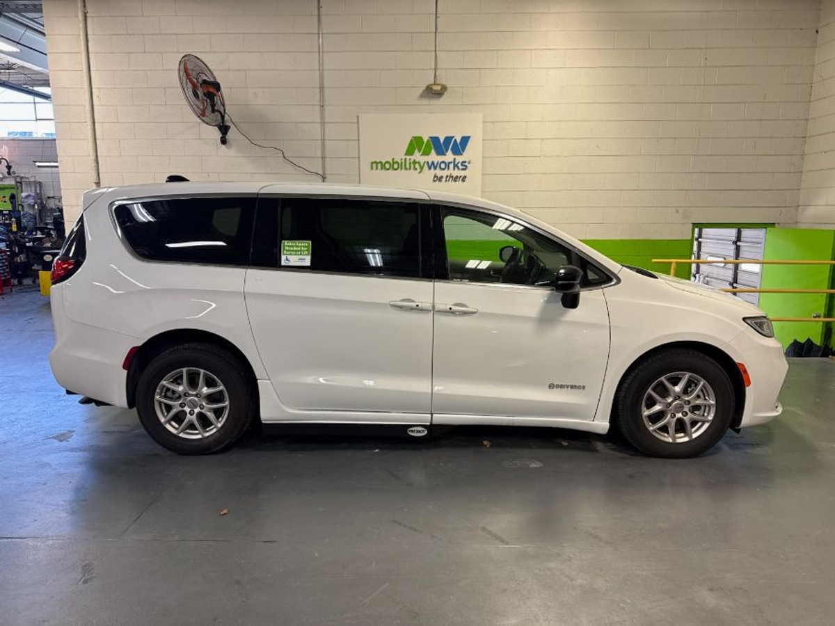 2024 CHRYSLER PACIFICA - Image 5