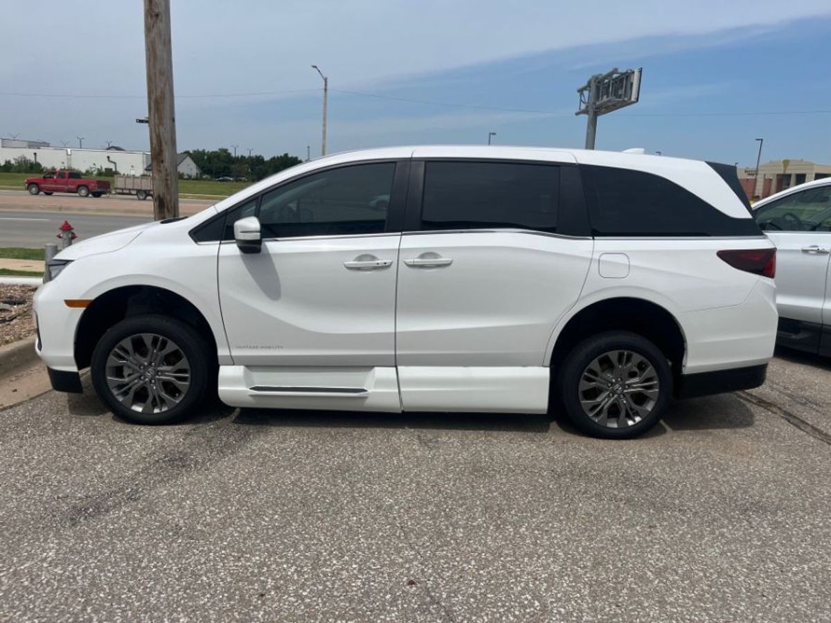 White Honda Odyssey image number 6