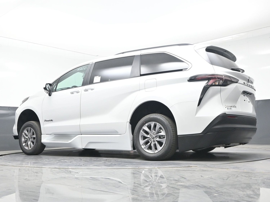 New 2026 Toyota Sienna Hybrid XLE Add - BraunAbility Side Entry Entry Fold Out Automatic Ramp