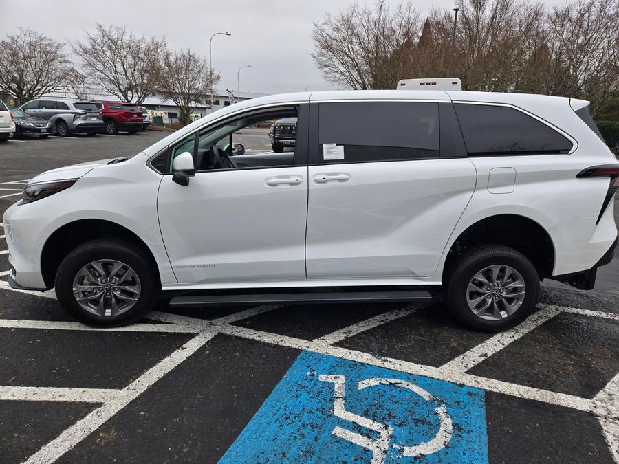 New 2025 Toyota Sienna Hybrid LE - Vantage Mobility Commercial Rear Entry Entry Fold Out Manual Ramp