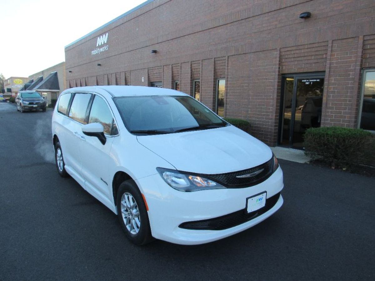 White Chrysler Voyager image number 5