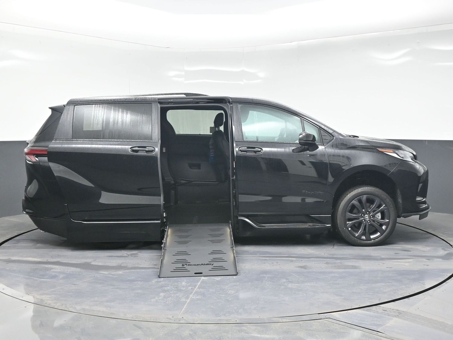 New 2025 Toyota Sienna Hybrid XSE Sport - BraunAbility Side Entry Entry Fold Out Automatic Ramp