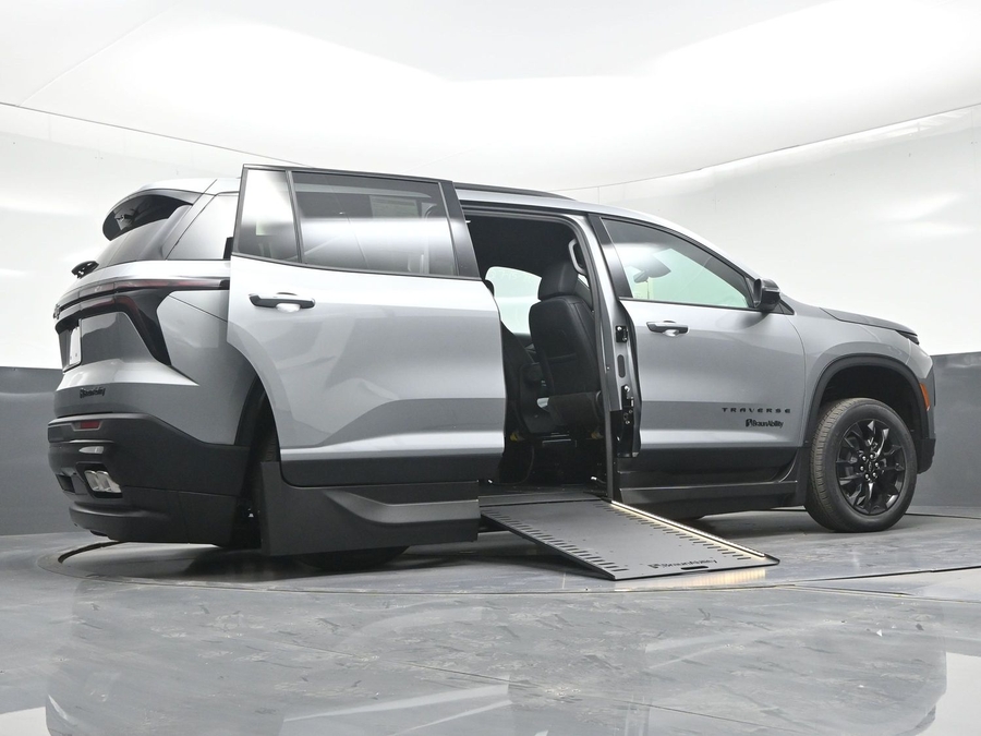 New 2026 Chevrolet Traverse 1LT Midnight - BraunAbility Side Entry In Floor Automatic Ramp