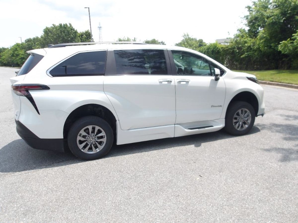 White Toyota Sienna image number 7