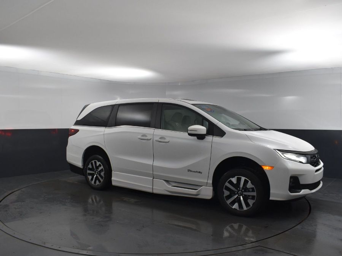White Honda Odyssey image number 17