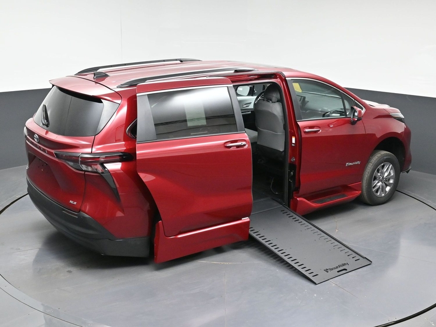 New 2026 Toyota Sienna Hybrid XLE Base - BraunAbility Side Entry In Floor Automatic Ramp