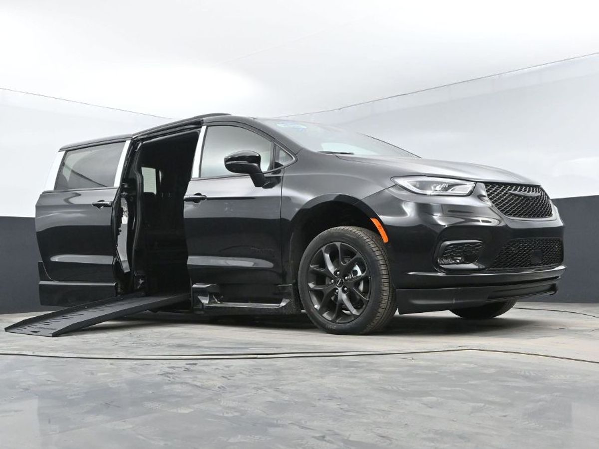 Black Chrysler Pacifica image number 9