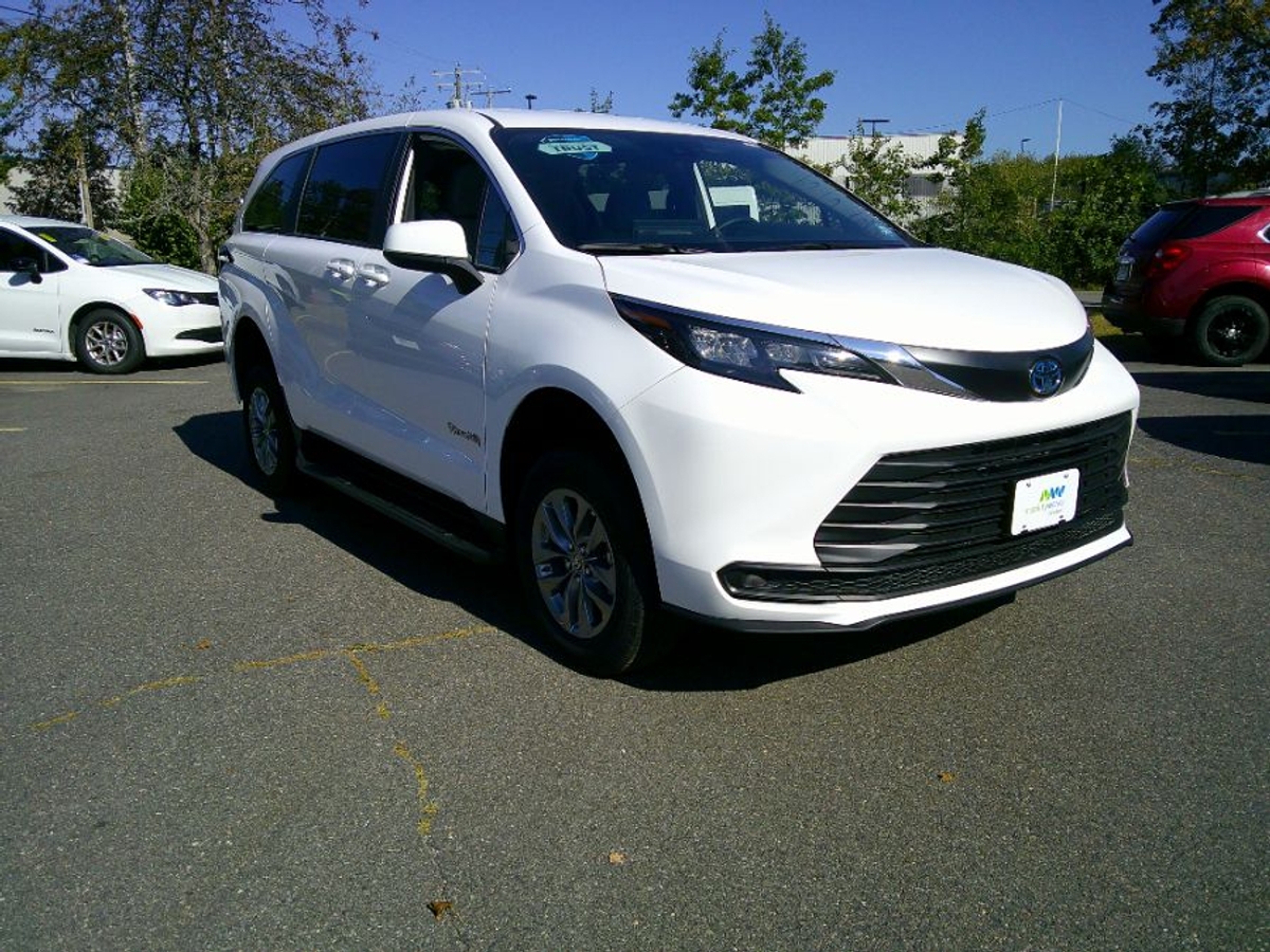 White Toyota Sienna image number 2