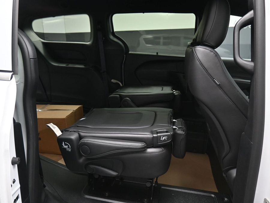 White Chrysler Voyager image number 14