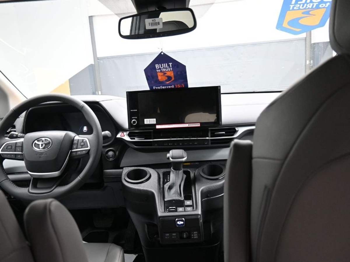 Grey Toyota Sienna image number 25