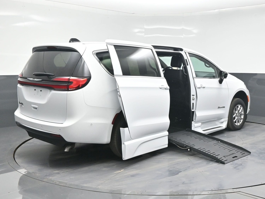New 2025 Chrysler Pacifica Select Safety - BraunAbility Side Entry Entry Fold Out Automatic Ramp