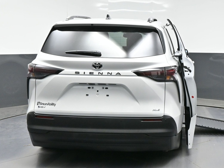 New 2026 Toyota Sienna Hybrid XLE Base - BraunAbility Side Entry In Floor Automatic Ramp