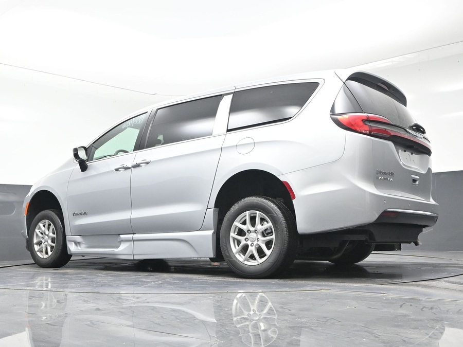 New 2026 Chrysler Pacifica Select Safety - BraunAbility Side Entry Entry Fold Out Automatic Ramp