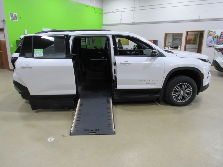 White Chevrolet Traverse image number 6