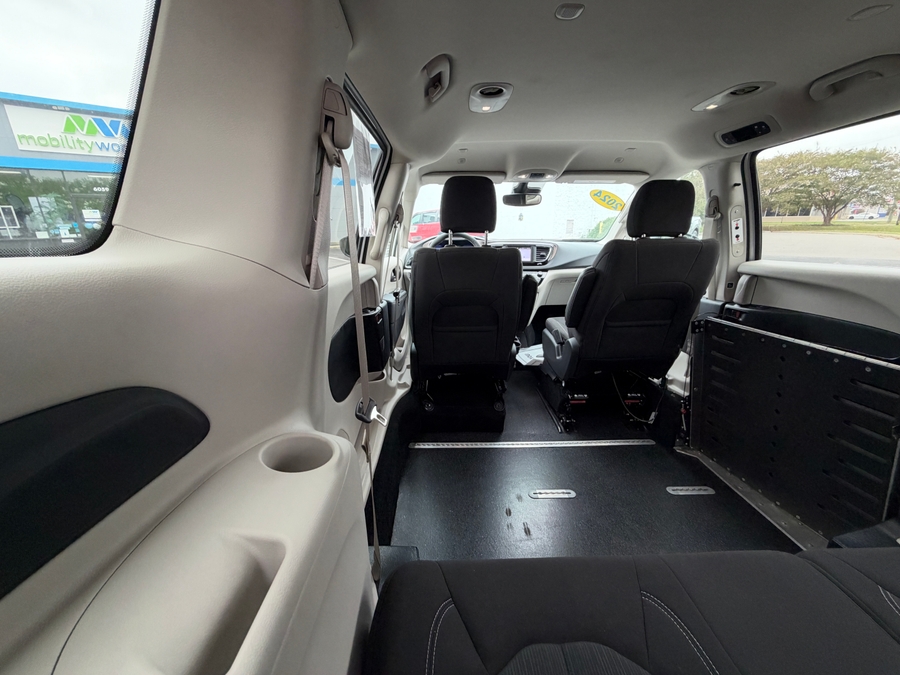 White Chrysler Voyager image number 48