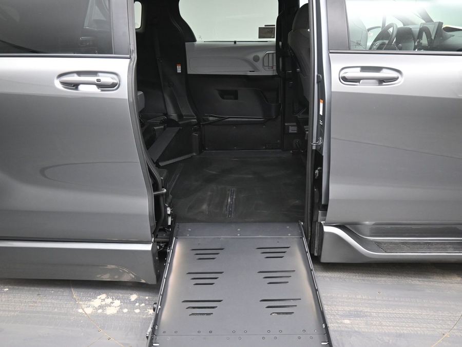 New 2026 Toyota Sienna Hybrid LE - BraunAbility Side Entry Entry Fold Out Automatic Ramp