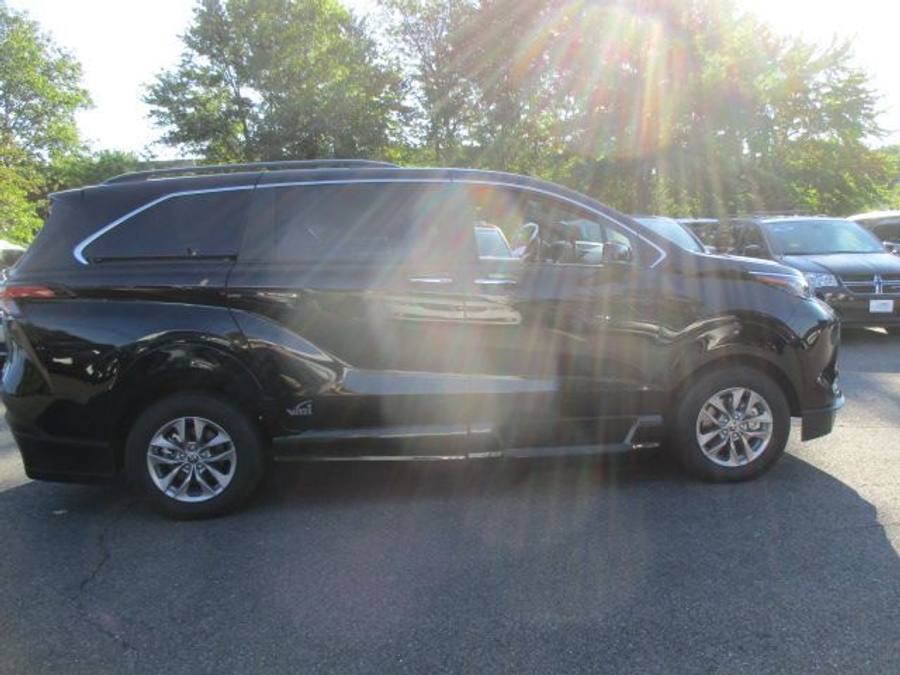Black Toyota Sienna image number 3