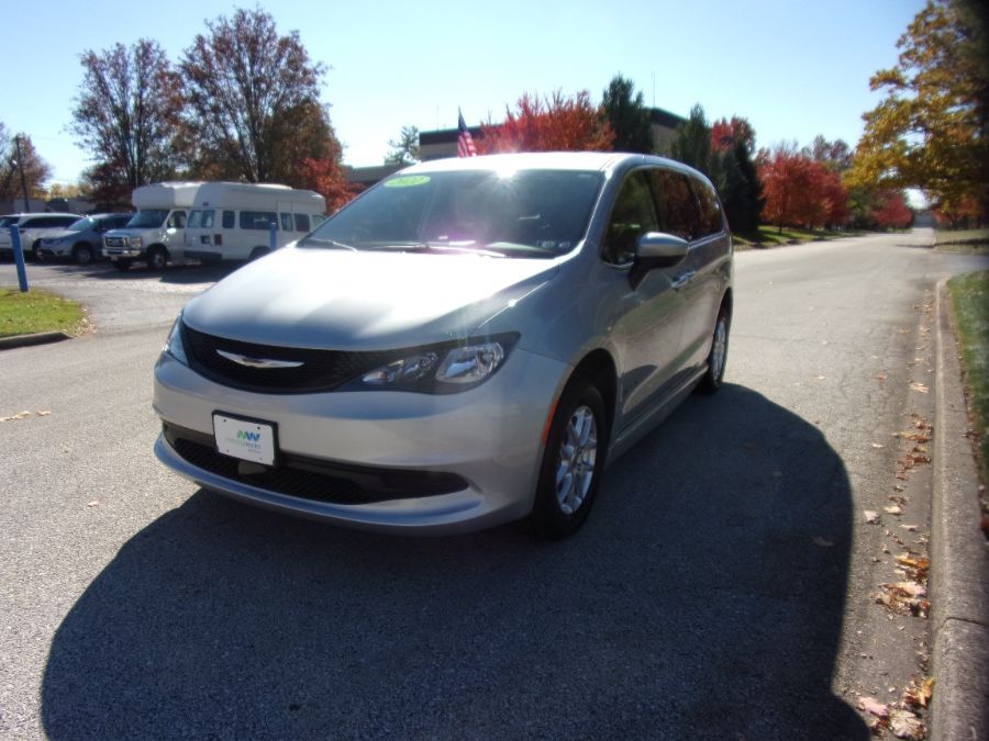 Silver Chrysler Voyager image number 7