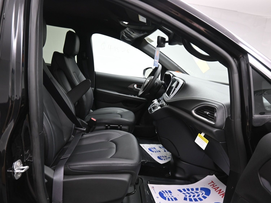 Black Chrysler Pacifica image number 8