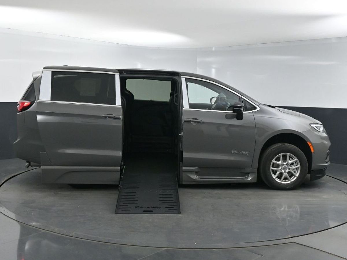 2025 CHRYSLER PACIFICA - Image 8