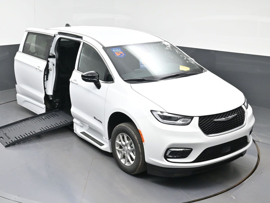 White Chrysler Pacifica image number 18