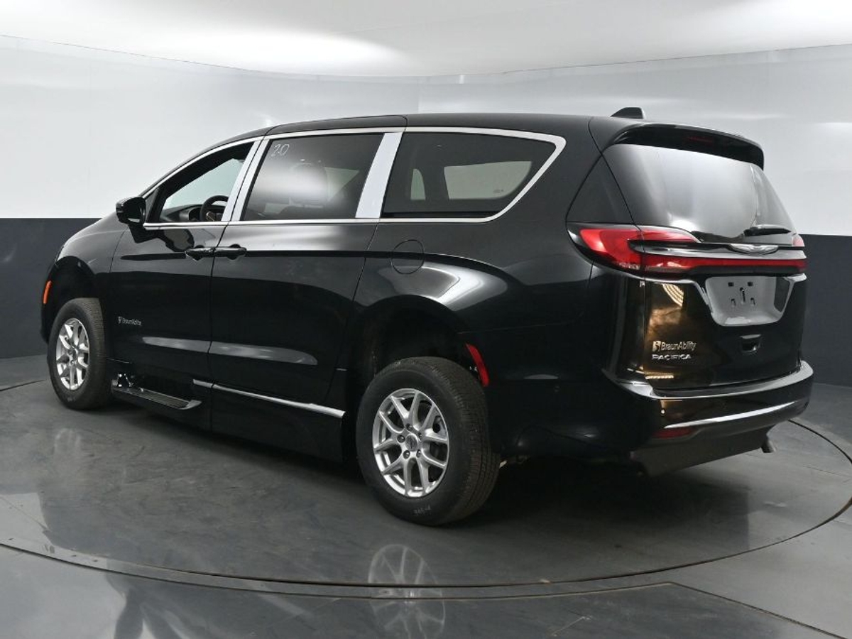Black Chrysler Pacifica image number 4