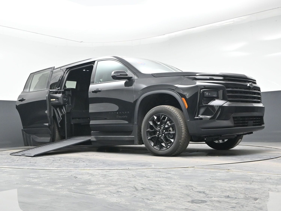 New 2025 Chevrolet Traverse 1LT Midnight - BraunAbility Side Entry Entry In Floor Automatic Ramp