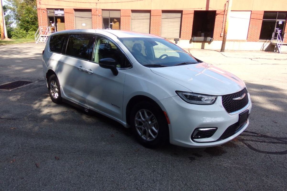 2024 CHRYSLER PACIFICA - Image 10