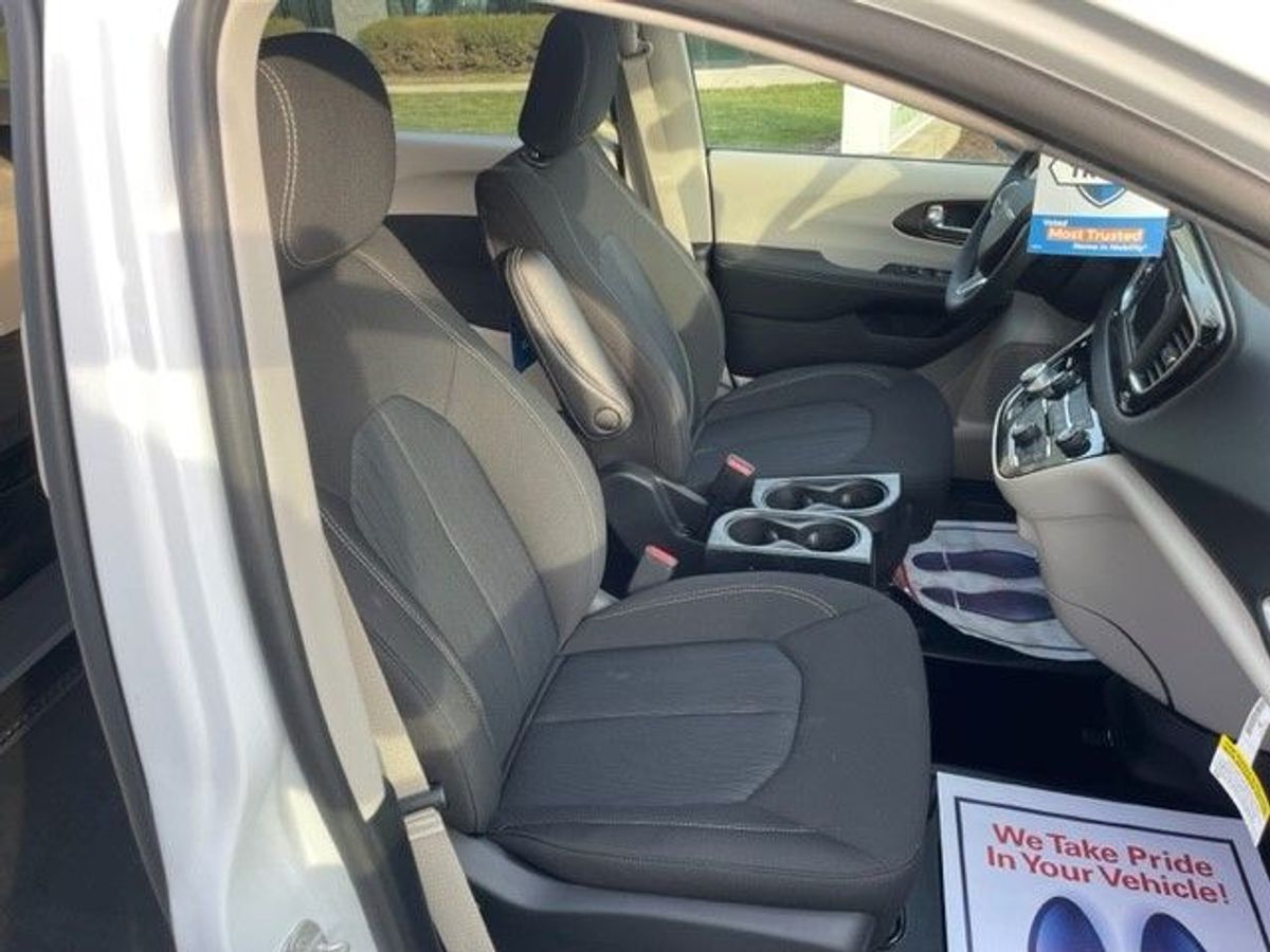 White Chrysler Voyager image number 13