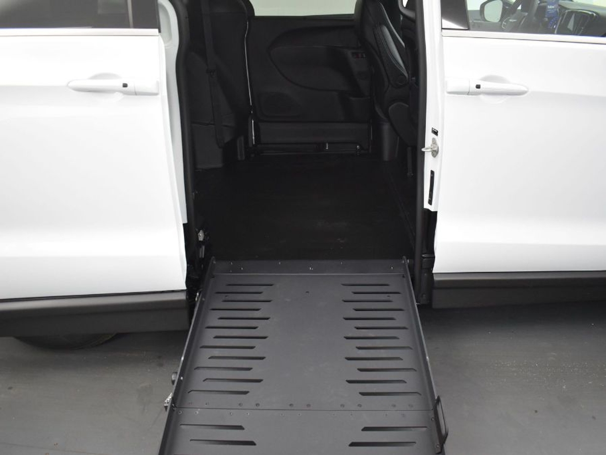 2025 CHRYSLER VOYAGER - Image 12