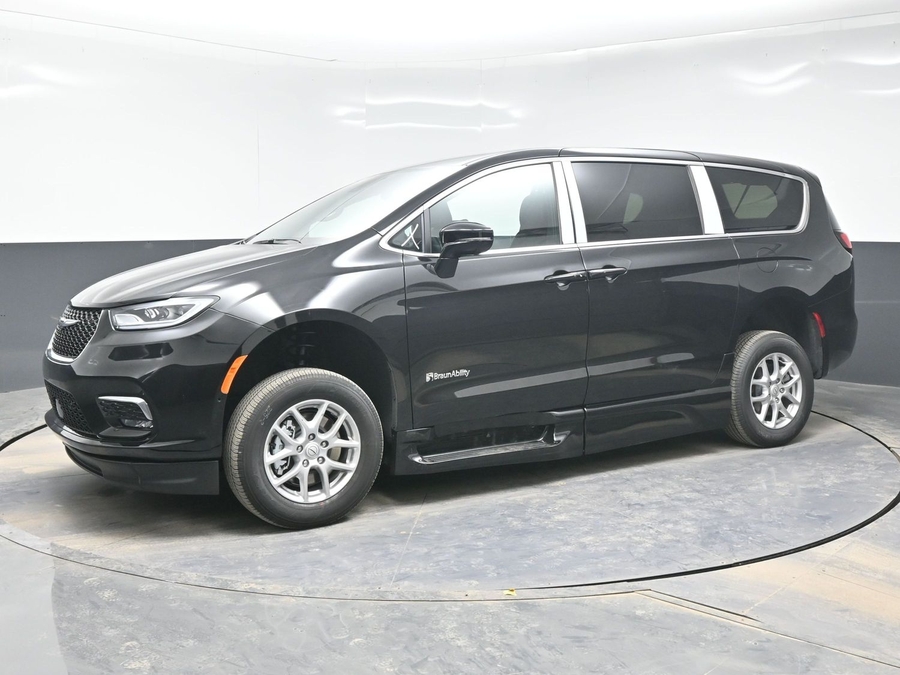 Black Chrysler Pacifica image number 2