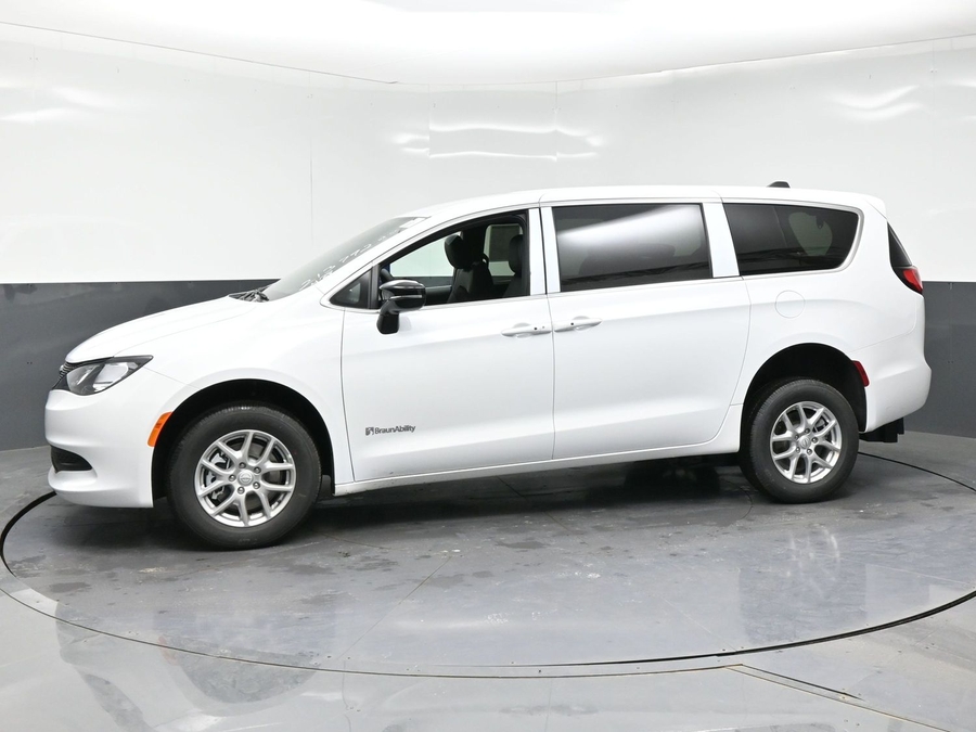White Chrysler Voyager image number 2