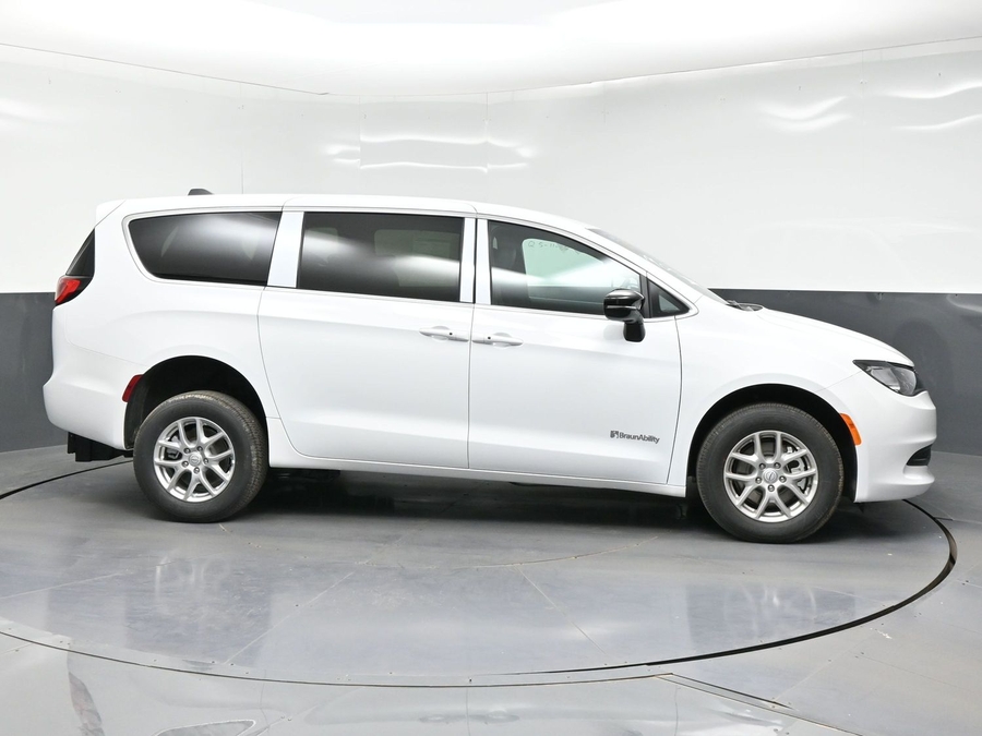 White Chrysler Voyager image number 5