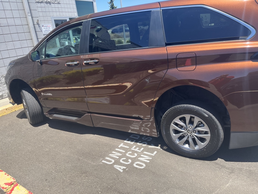 2022 Toyota Sienna XLE's photo