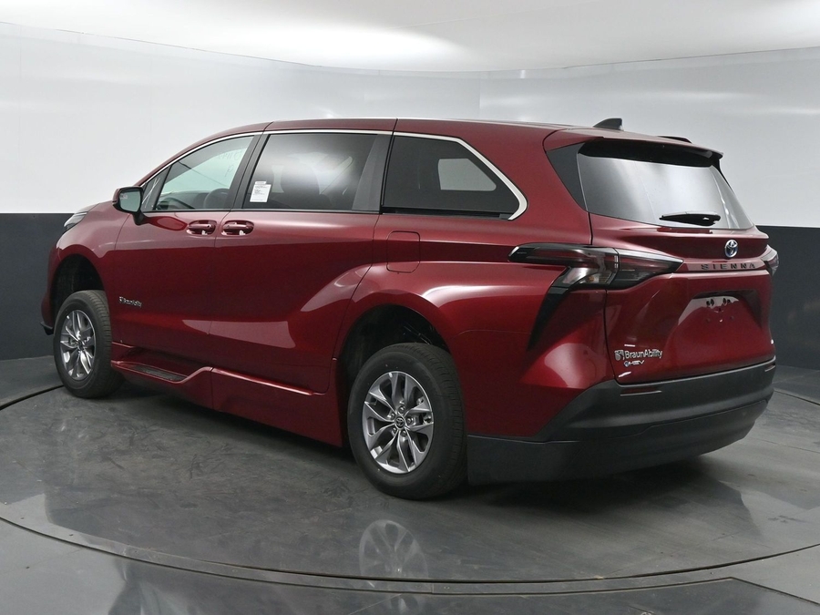 New 2025 Toyota Sienna Hybrid LE - BraunAbility Side Entry Entry Fold Out Automatic Ramp