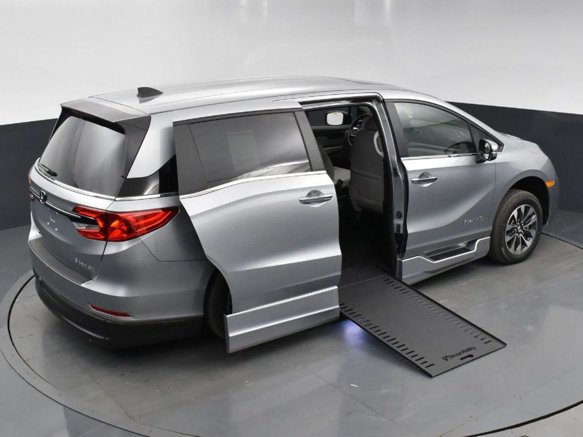 Silver Honda Odyssey image number 16