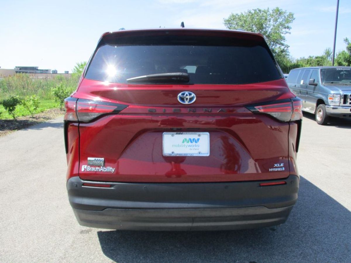Red Toyota Sienna image number 4