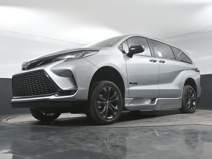 New 2025 Toyota Sienna Hybrid XSE - BraunAbility Side Entry Entry Fold Out Automatic Ramp