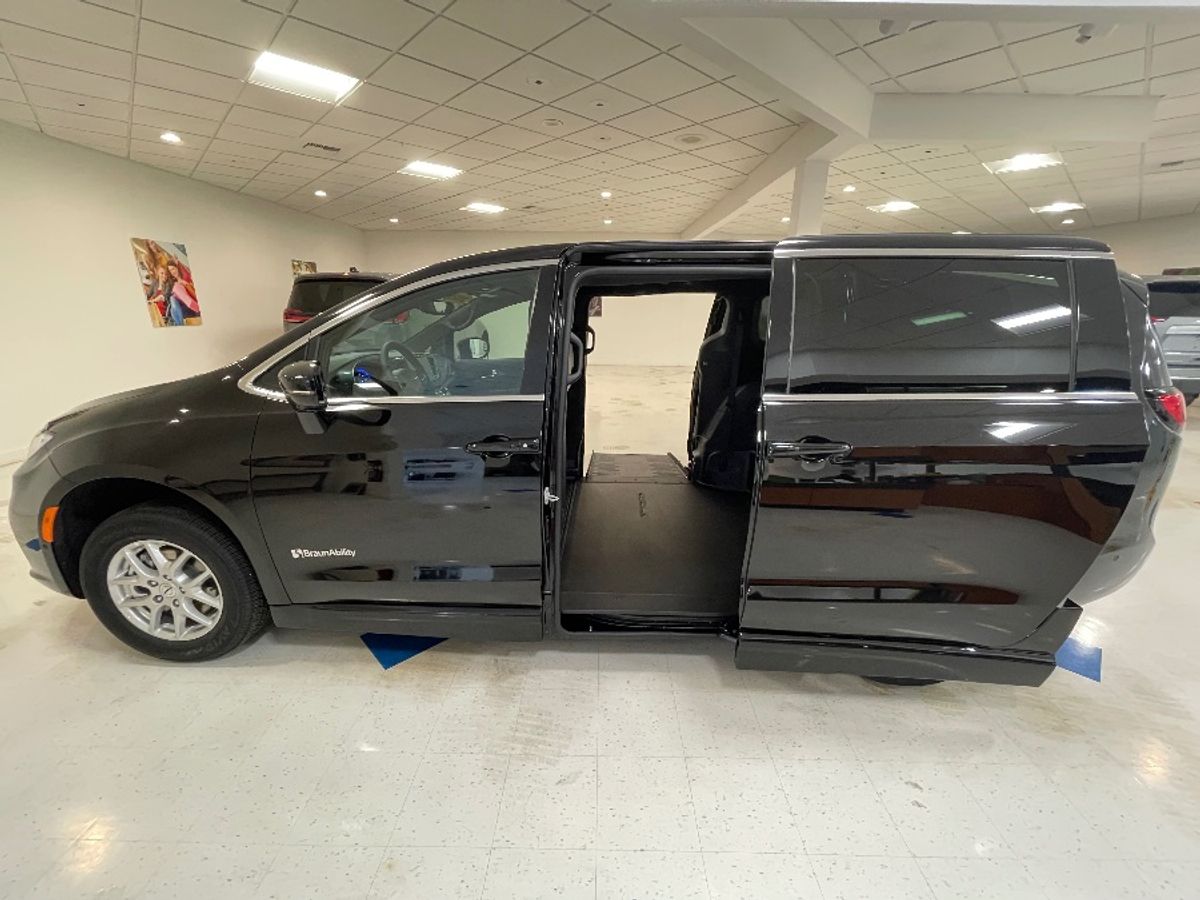 Black Chrysler Pacifica image number 9